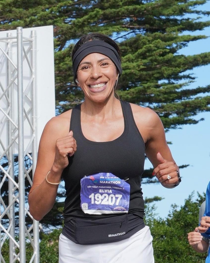 Elvia corriendo un medio maratón