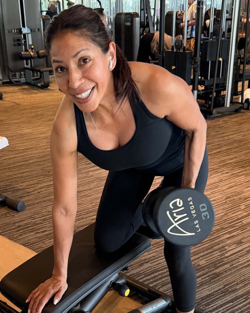 Elvia entrenando con mancuerna