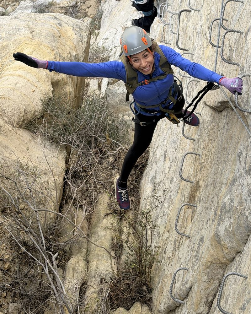 Elvia escalando